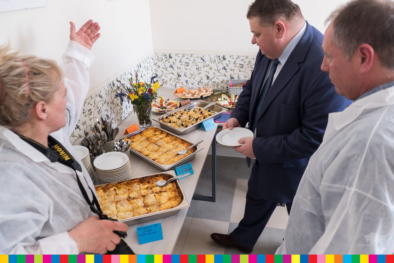 The staff of the centre present the dishes made with their pasta 