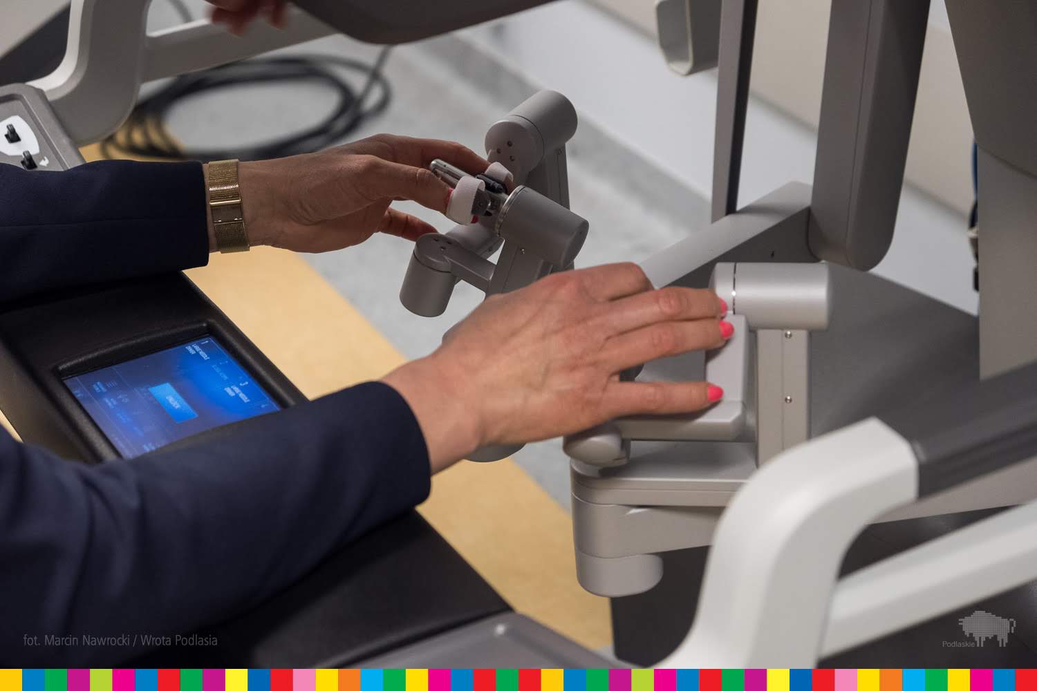 Zbliżenie na kobiece ręce prezentujące sterowanie robotem 