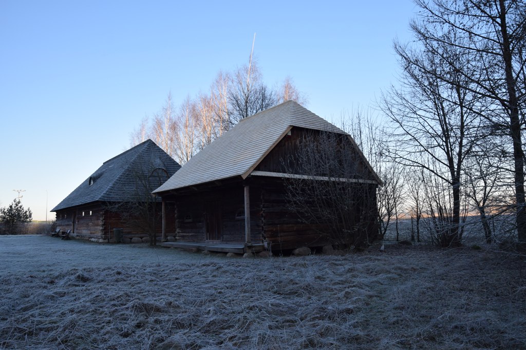 Widok z zewnątrz na nowy dach stodoły w muzeum. 