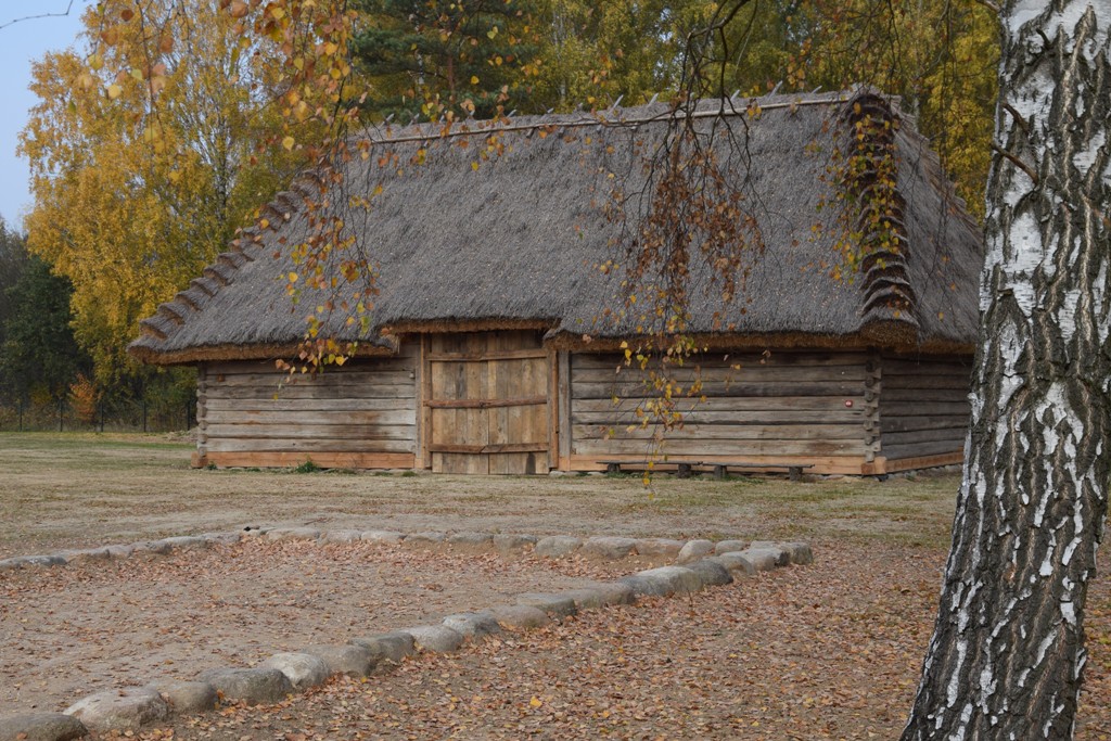 Widok z zewnątrz na stodołę z Redut.