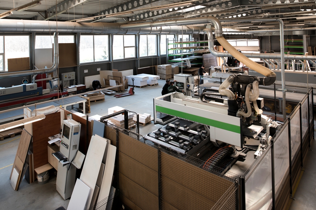 Wnętrze hali produkcyjnej i linia technologiczna formy TOBO / Indoors of the production plant of the TOBO company