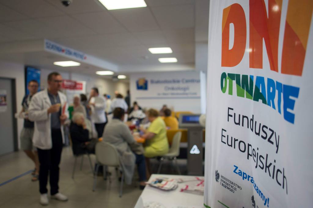 Baner Dni Otwartych Funduszy Europejskich, w tle konsultacje dotyczące profilaktyki raka piersi