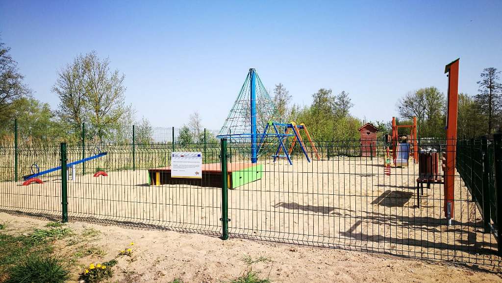 Tablica informacyjna na płocie placu zabaw