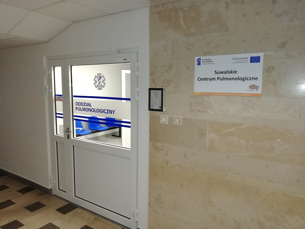 Wejście do  Suwalskiego Centrum Pulmonologicznego w szpitalu wojewódzkim w Suwałkach 