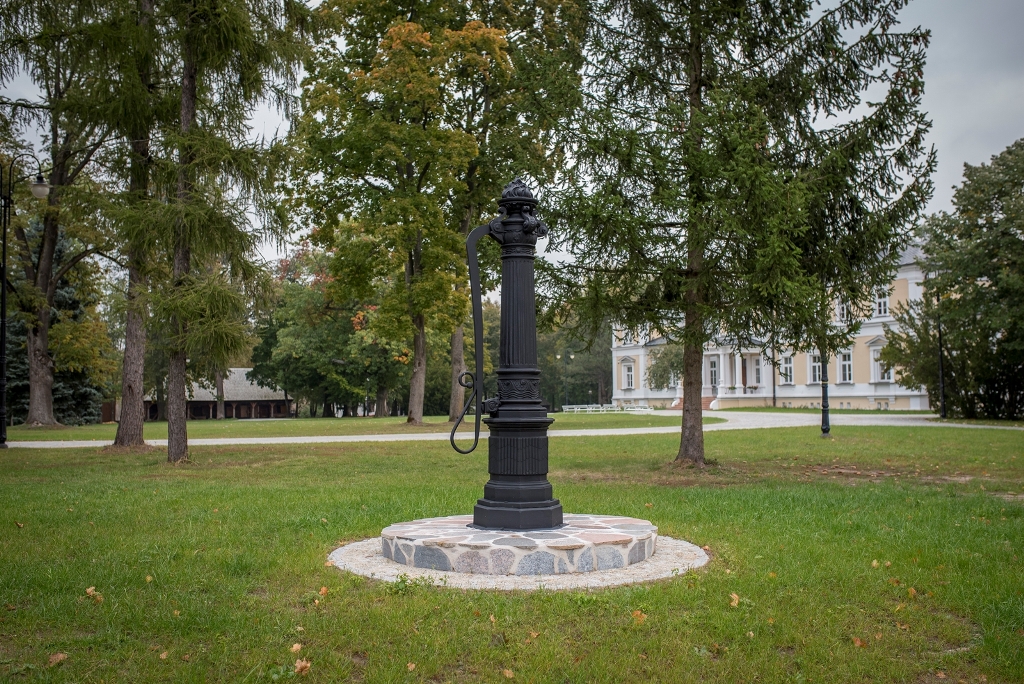 Zabytkowa studnia w parku przed pałacem