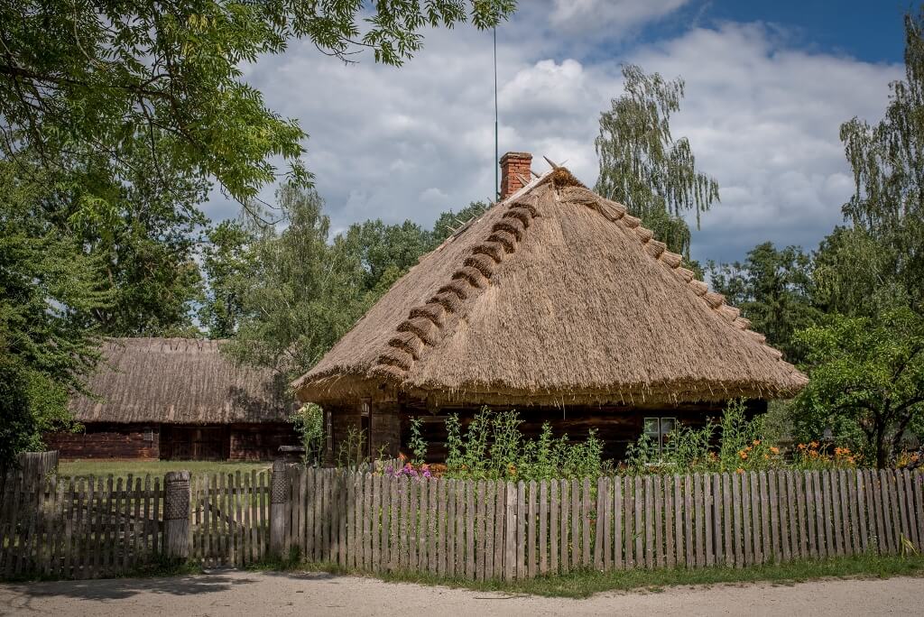 Chata drobnoszlachecka z nowym, słomianym dachem