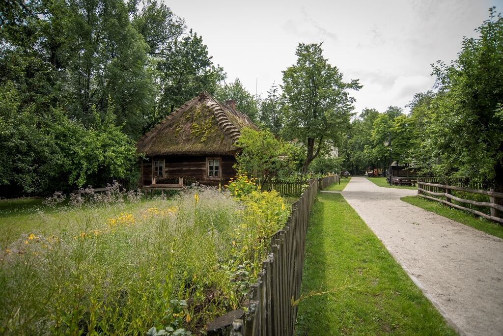 Nowa nawierzchnia w skansenie wykonana z kruszywa krzemowego