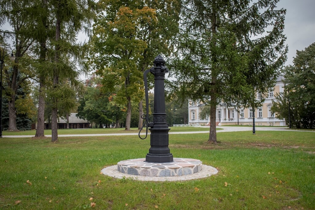 Zabytkowa studnia w parku przy muzeum