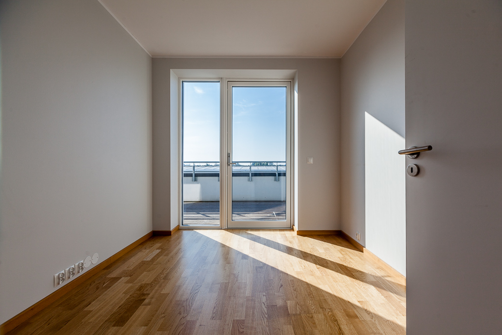 Wnętrze nieumeblowanego pokoju w budynku zeroenergetycznym / The interior of an unfurnished room in a zero-energy building