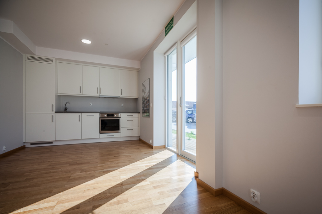 Wnętrze pokoju z aneksem kuchennym / The interior of a room with a kitchenette