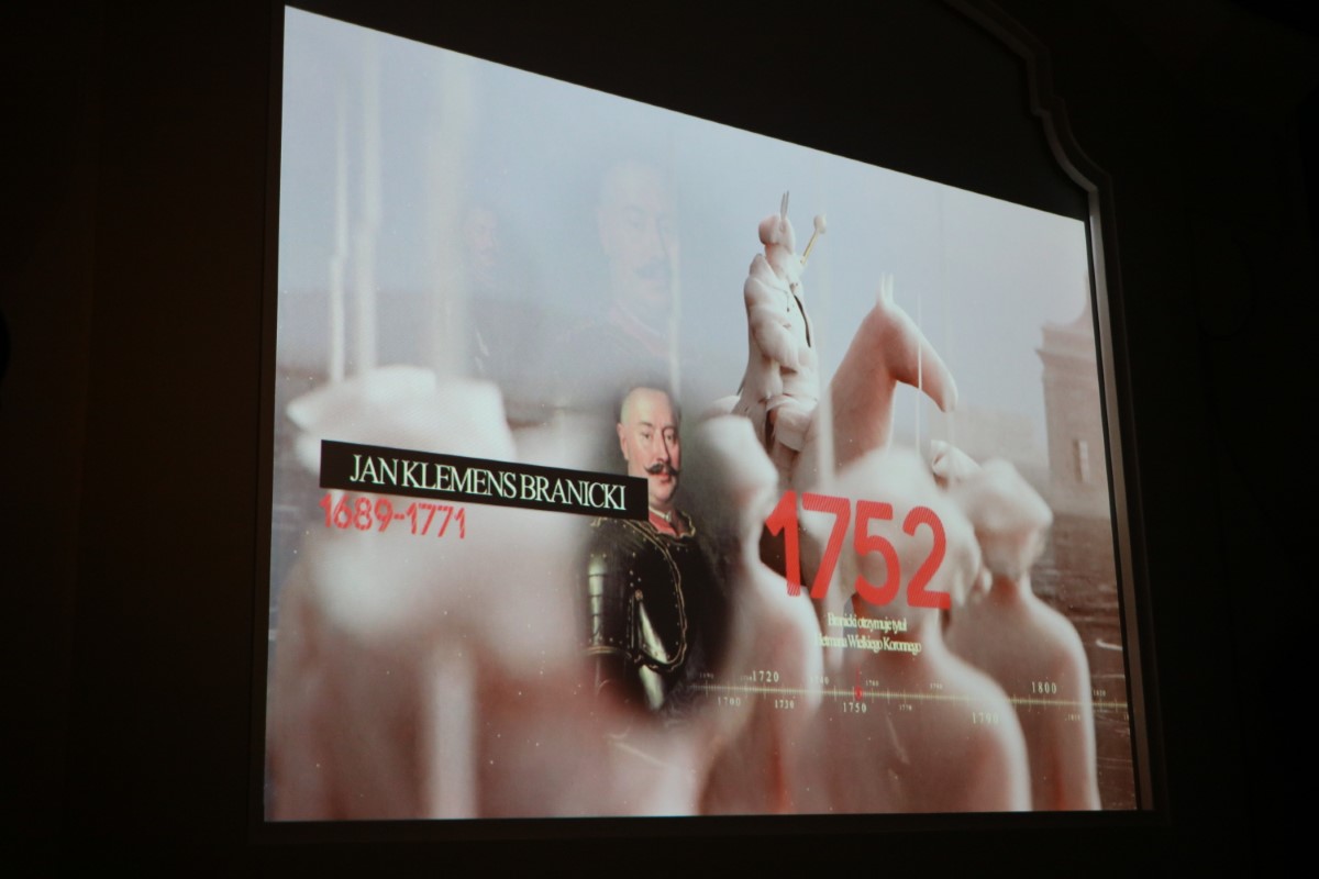 Prezentacja multimedialna pokazuje informację o Janie Klemensie Branickim, napis rok 1752