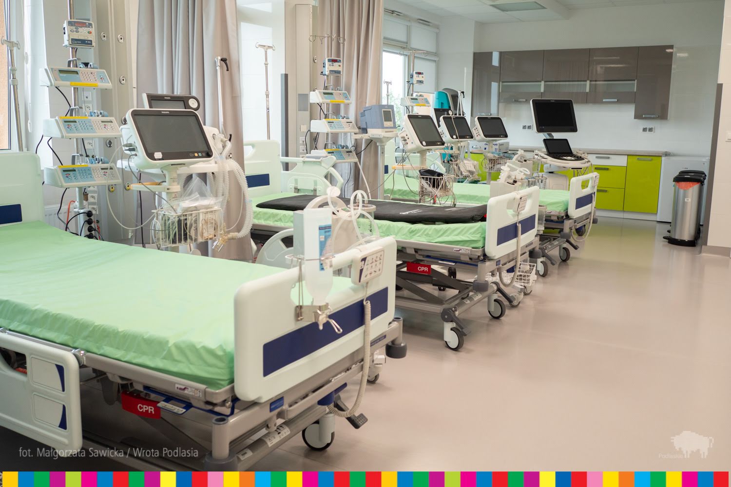 Rząd lóżek z monitorami i aparaturą medyczną w sali pooperacyjnej w szpitalu w Kolnie