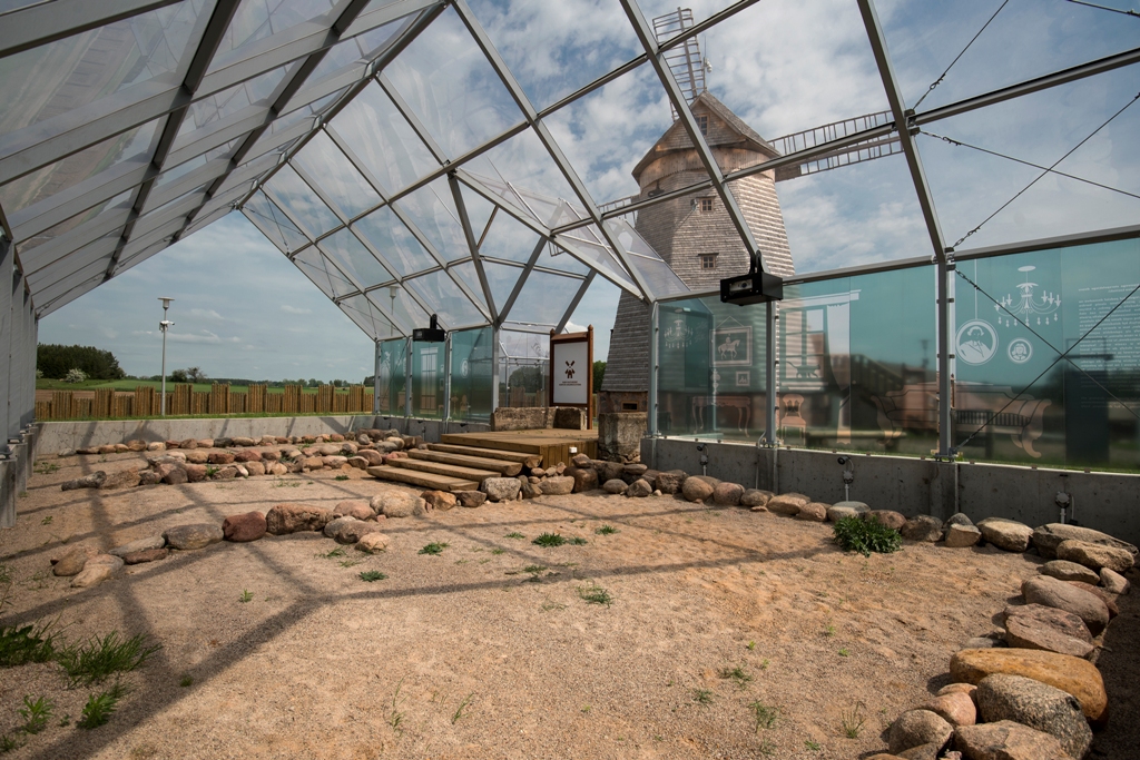 Wystawa archeologiczna w przeszklonym pawilonie