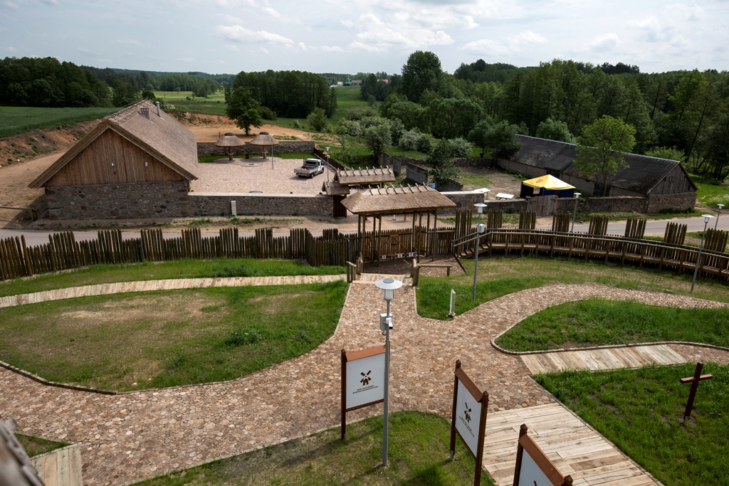 Widok z góry na park, alejki i obiekty