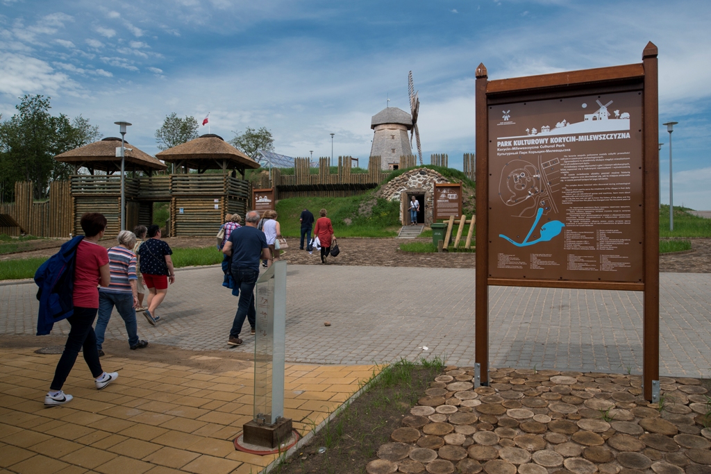 Turyści wchodzą do parku kulturowego, w tle obiekty parkowe