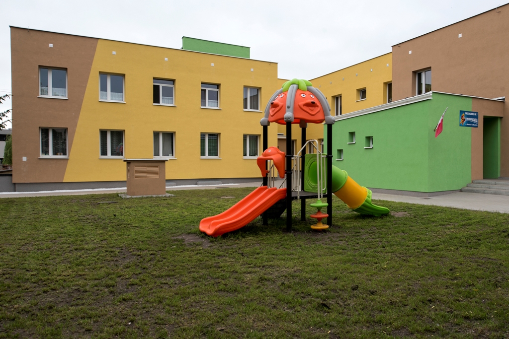 Dwupiętrowy budynek, plac zabaw i wejście do Przedszkola nr 7 w Bielsku Podlaskim