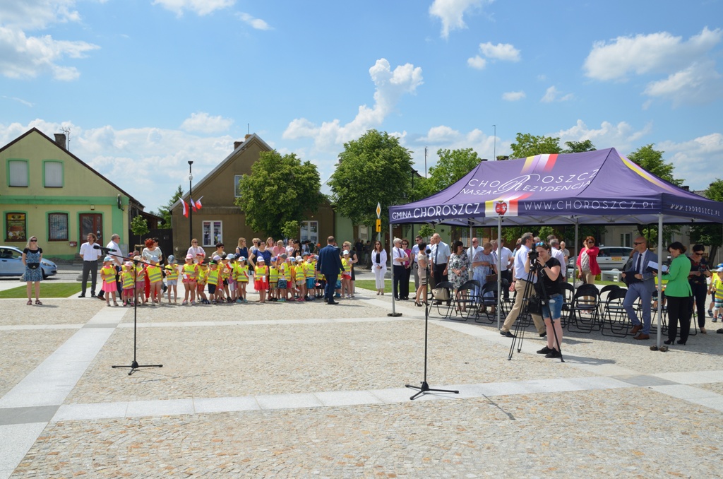 Inauguracja rewitalizacji rynku w Choroszczy. Grupa gości stoi na placu.