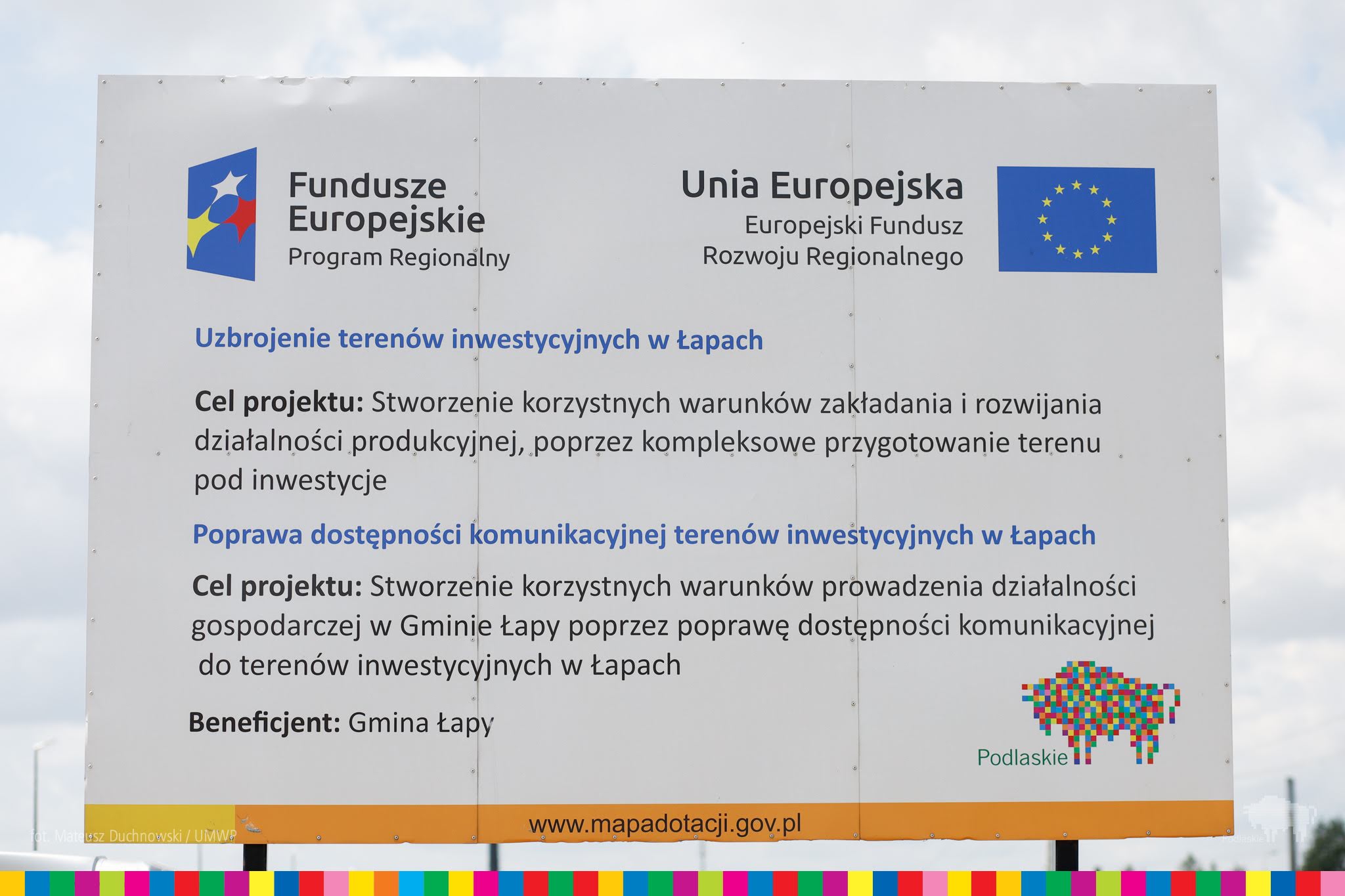 Tablica informacyjna zawierająca tytuł projektu, nazwę beneficjenta oraz cel projektu, logotypy