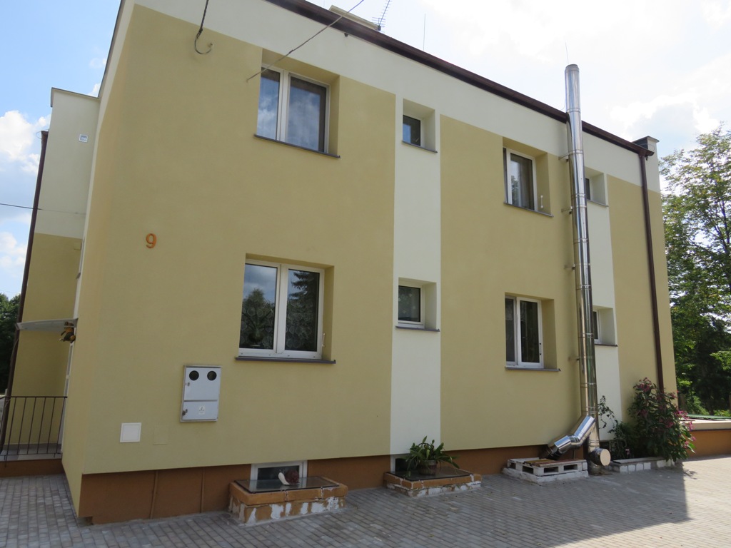 Budynek świetlicy środowiskowej w Smolanach po termomodernizacji 