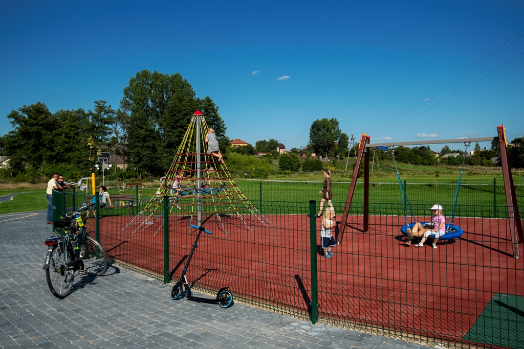 Ogrodzony plac zabaw w Kuleszach Kościelnych 