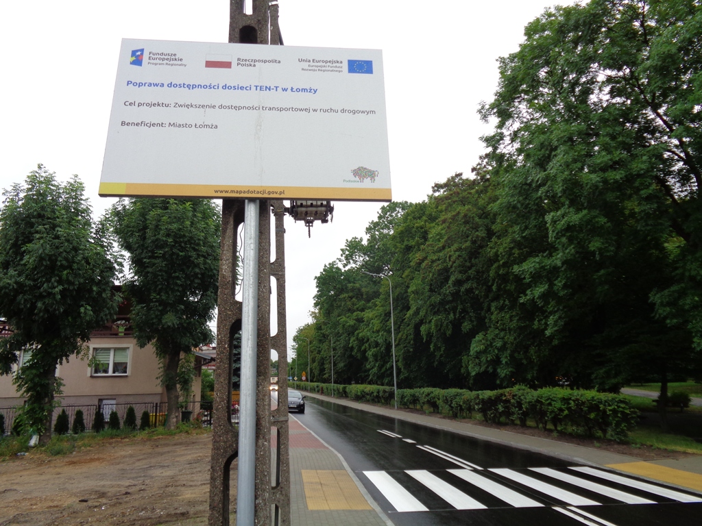 Tablica informacyjna przy wyremontowanej ulicy Glogera w Łomży