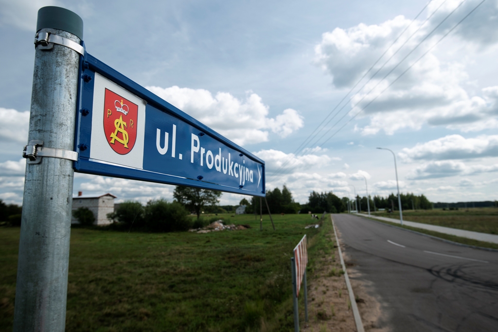 Znak z nazwą ulicy Produkcyjna, w tle ulica
