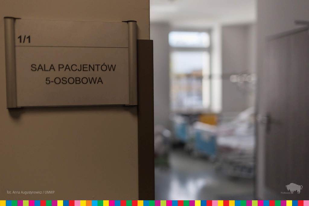 Tabliczka przy wejściu na salę szpitalną sala pacjentów 5-osobowa