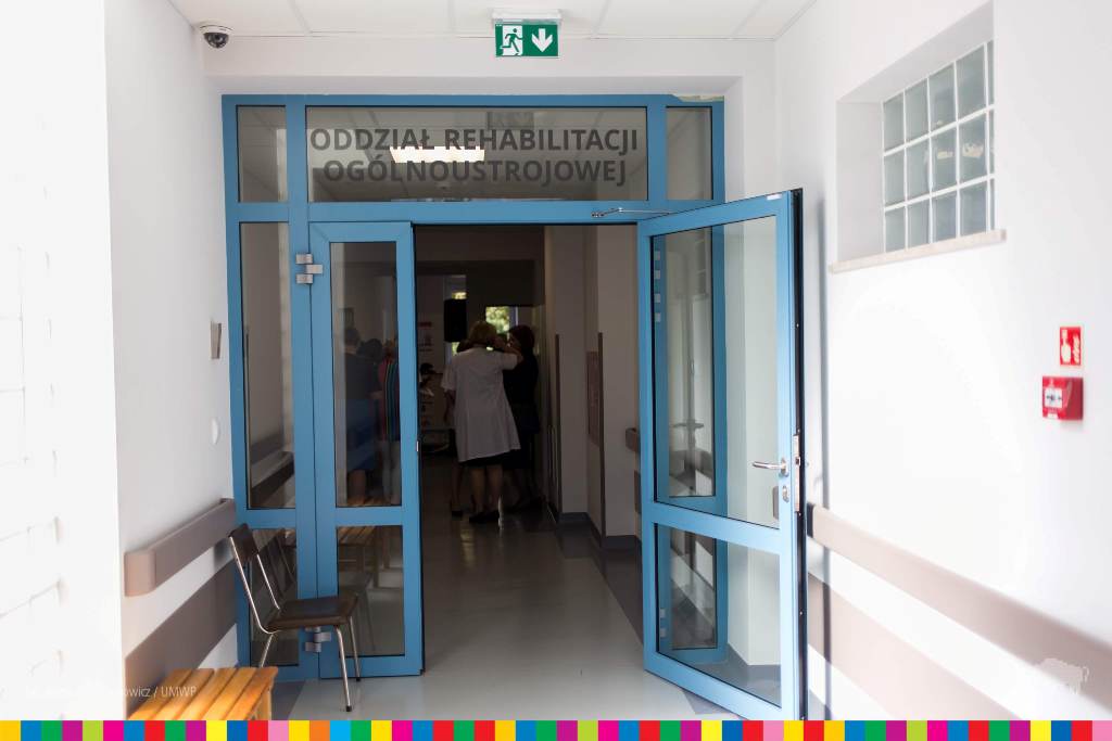 Korytarz z wejściem do Oddziału Rehabilitacji Ogólnoustrojowej