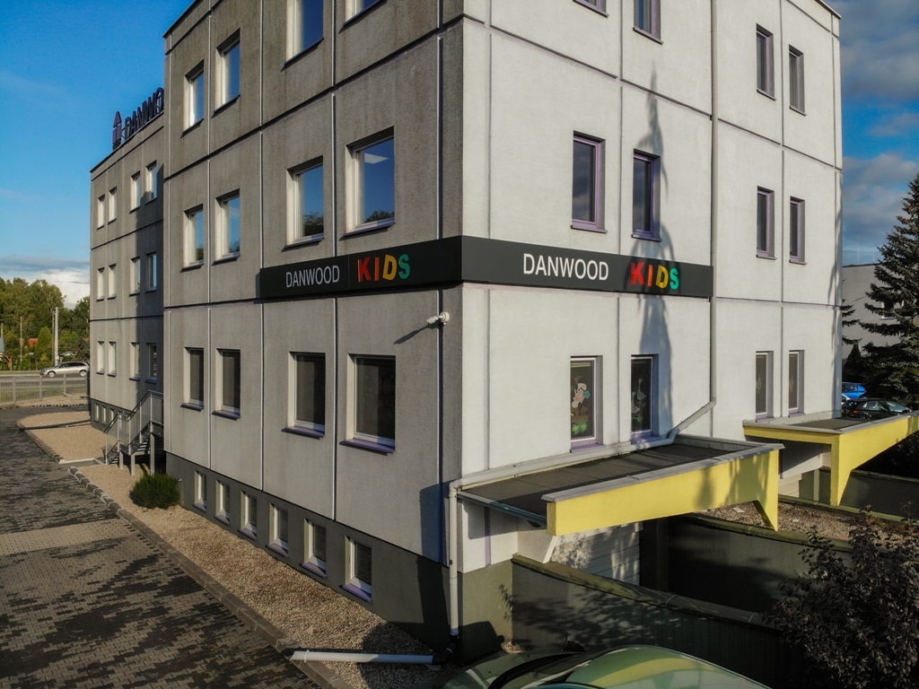 Budynek firmy Danwood z wejściem do żłobka