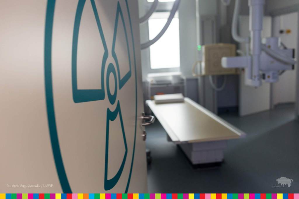 X-ray cabin, door, bed and X-ray device in the background