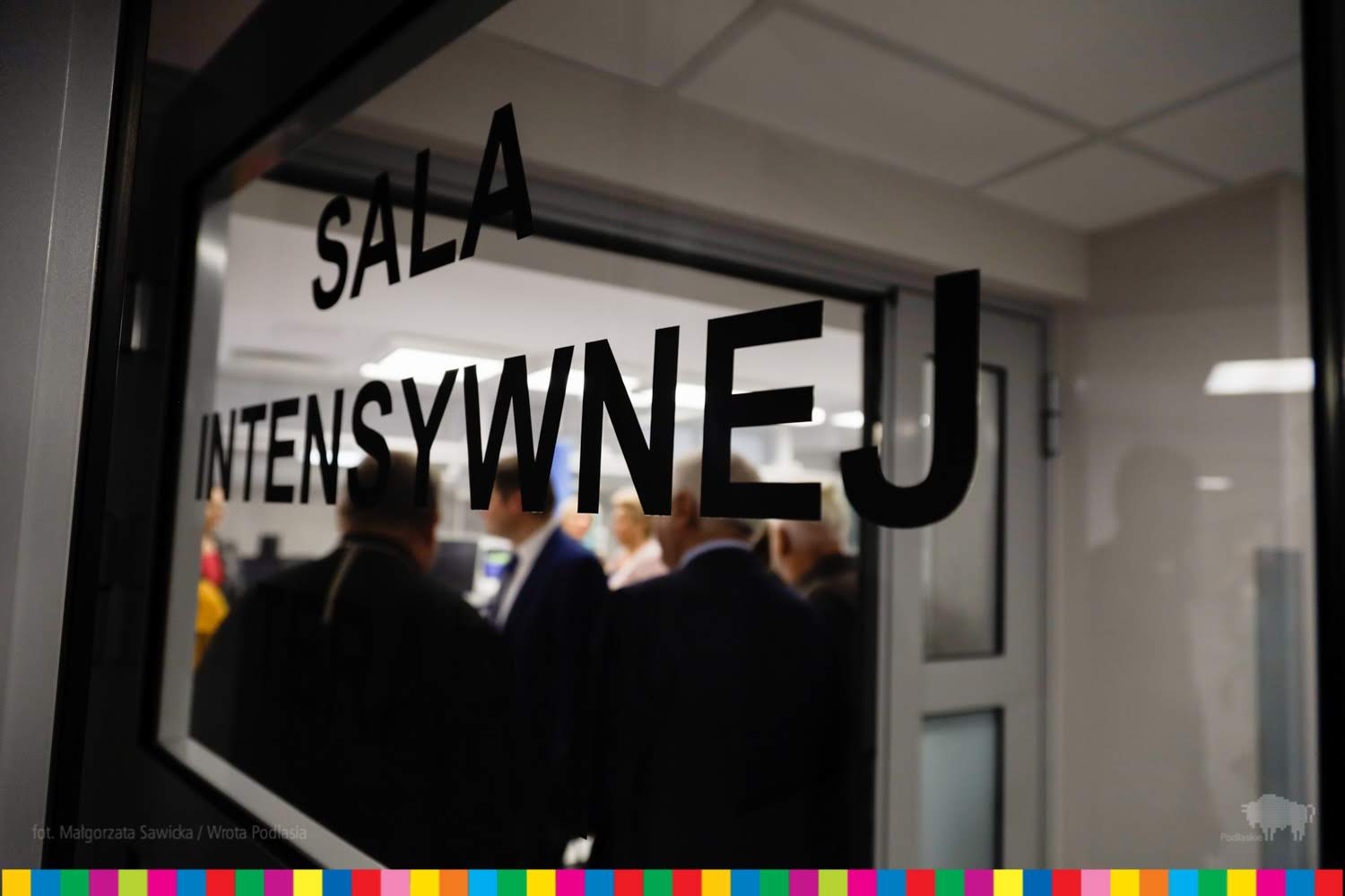 Napis na drzwiach sala intensywnej terapii, w tle osoby podczas inauguracji