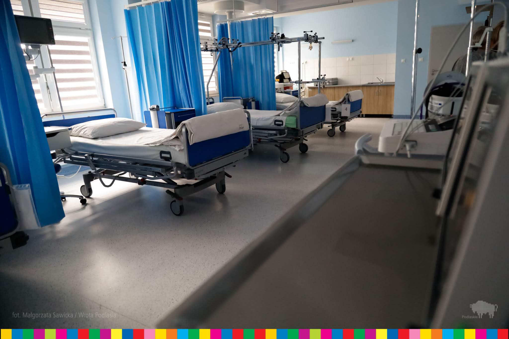 Sala pooperacyjna z aparaturą medyczną itrzema łożkami