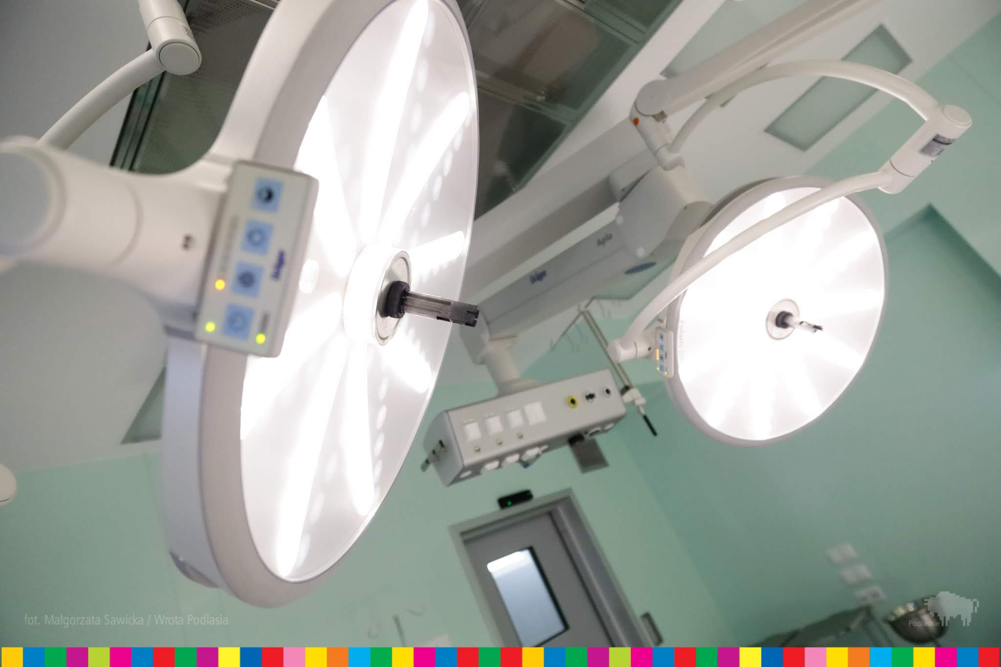 Zbliżenie na lampy nad stołem operacyjnym 