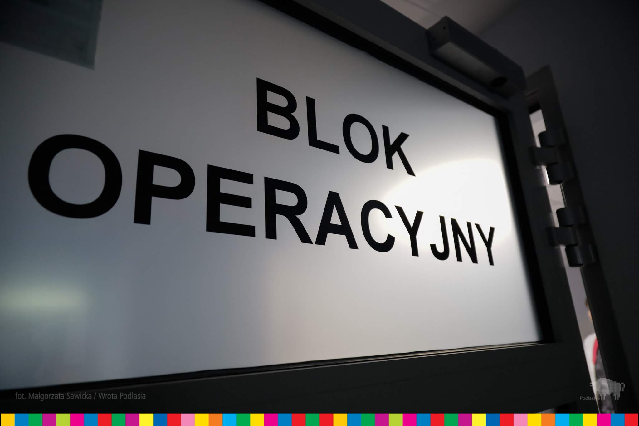 Zbliżenie na napis na drzwiach Blok operacyjny 