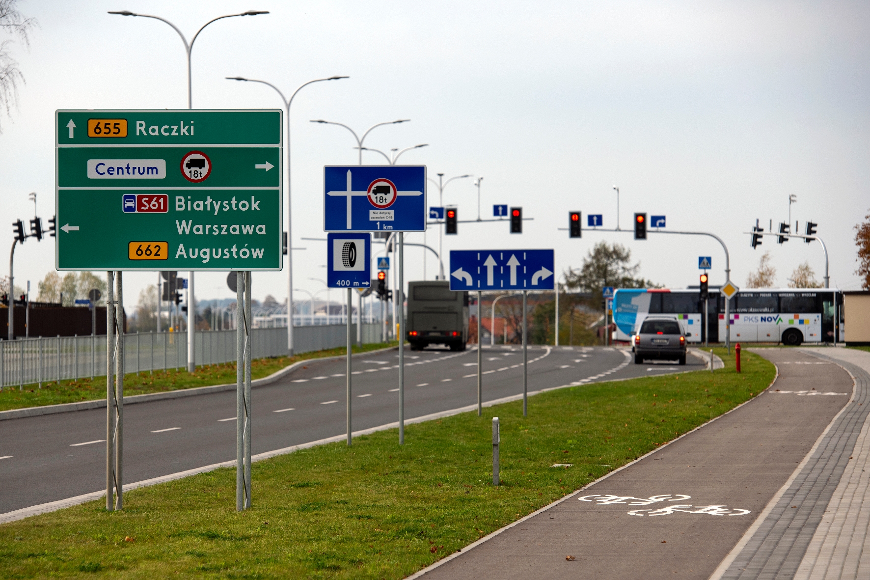 Skrzyżowanie z syganlizacja  świetlną i tablicami informacyjnymi