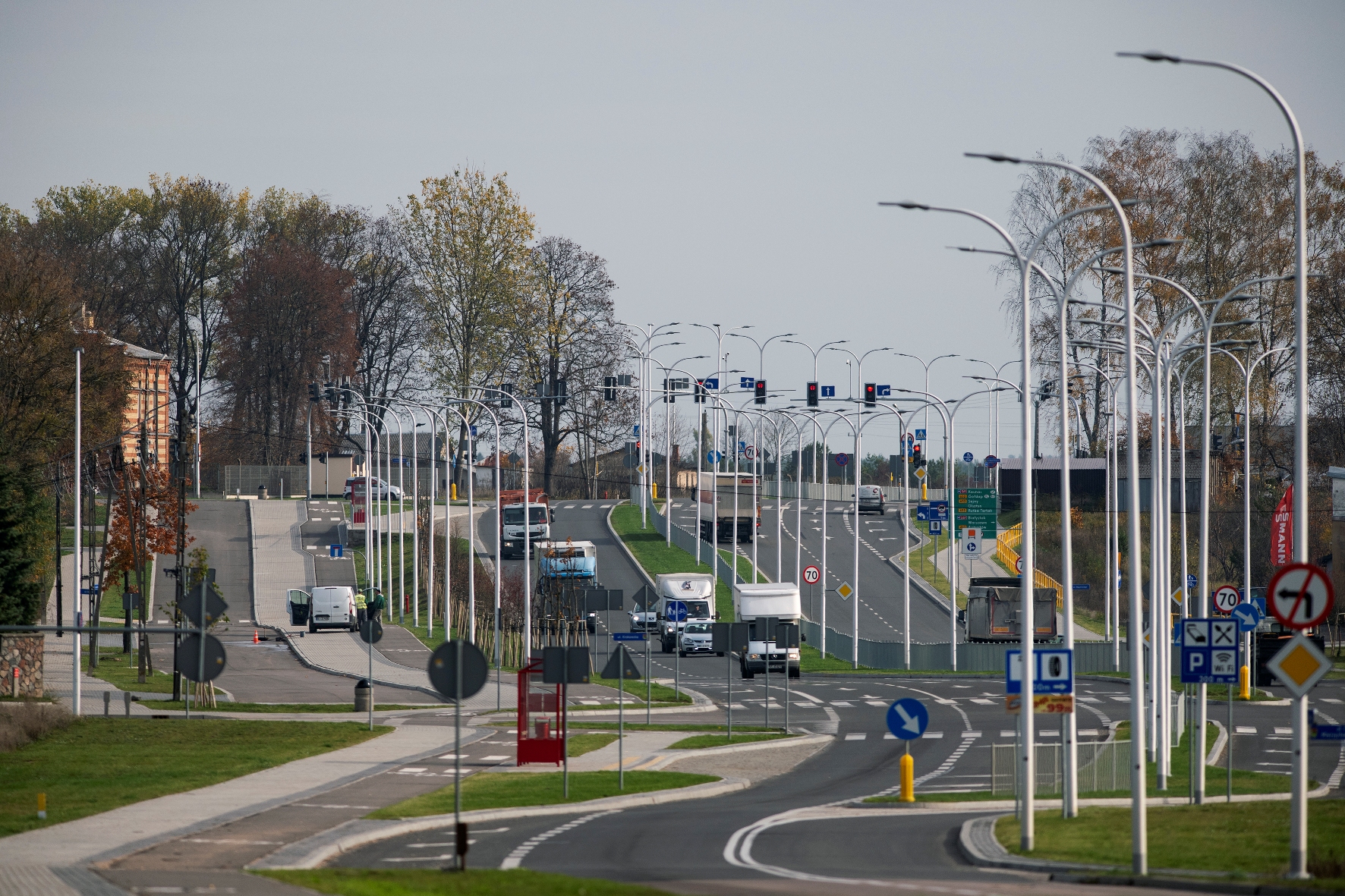 Widok na drogę z ciężarówkami i samochodami osobowymi