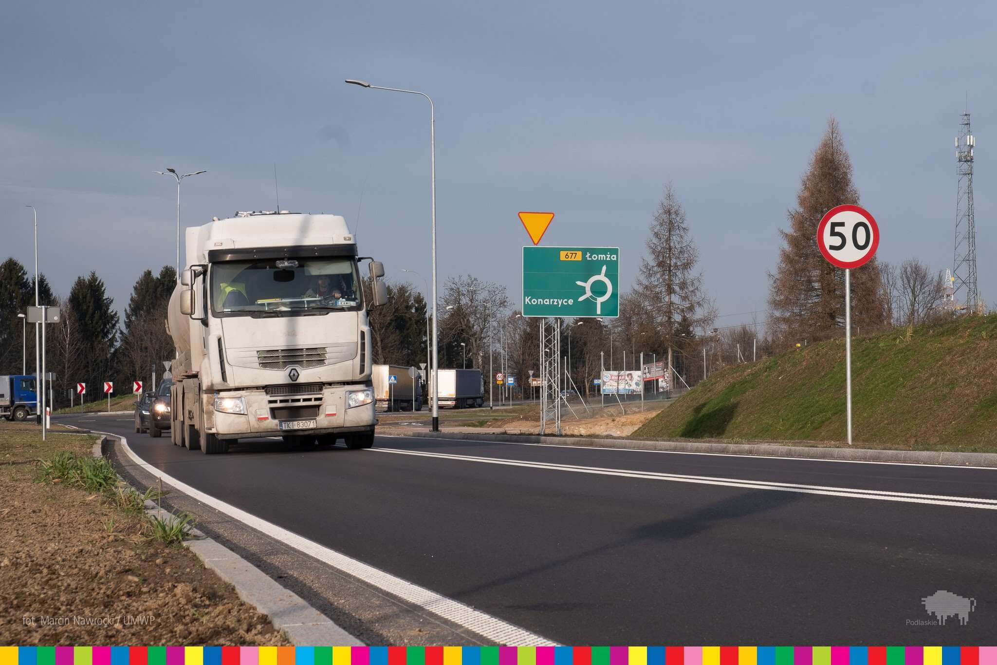 Samochód ciężarowy jedzie ulicą 