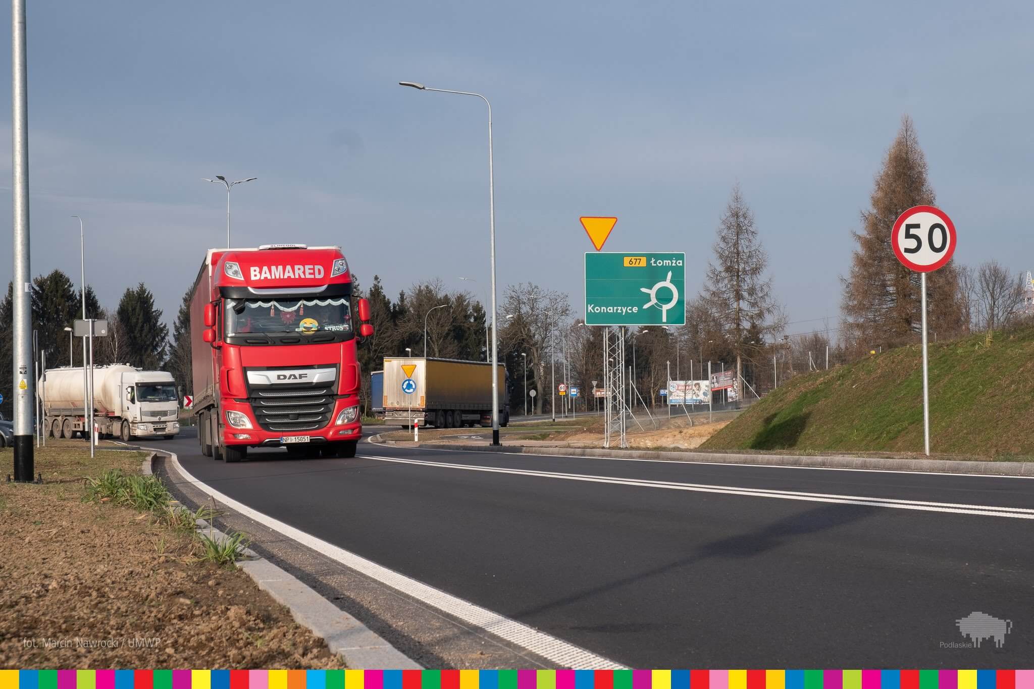 Samochód ciężarowy jedzie ulicą 
